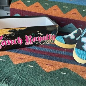 Women’s ranch royalty casual slip on loafers. Size 6